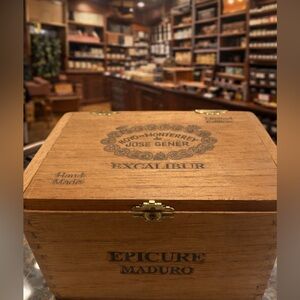 Hoyo de Monterrey Excalibur Epicure Maduro Cigar Box – Vintage Wooden – Handmade
